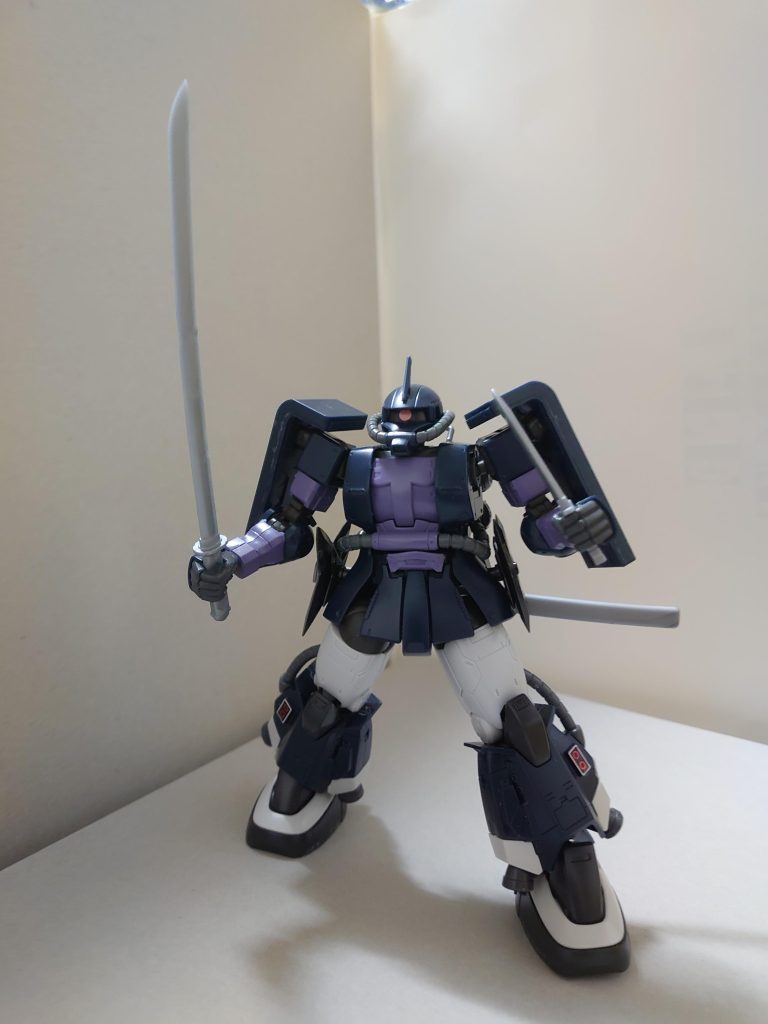 【概要】MS-06R1 高機動型ザクⅡPastel*palettesのベーシスト・白鷺千聖が、多忙な時間の合間を縫って制作したガンプラ。千聖はこの「高機動型ザクⅡ/黒い三連星専用機」に忍者のイメージを垣間見たようで、日本刀型ヒートサーベルやヒートナイフ、手裏剣型ビームカッターを、白兵戦用武装とした。