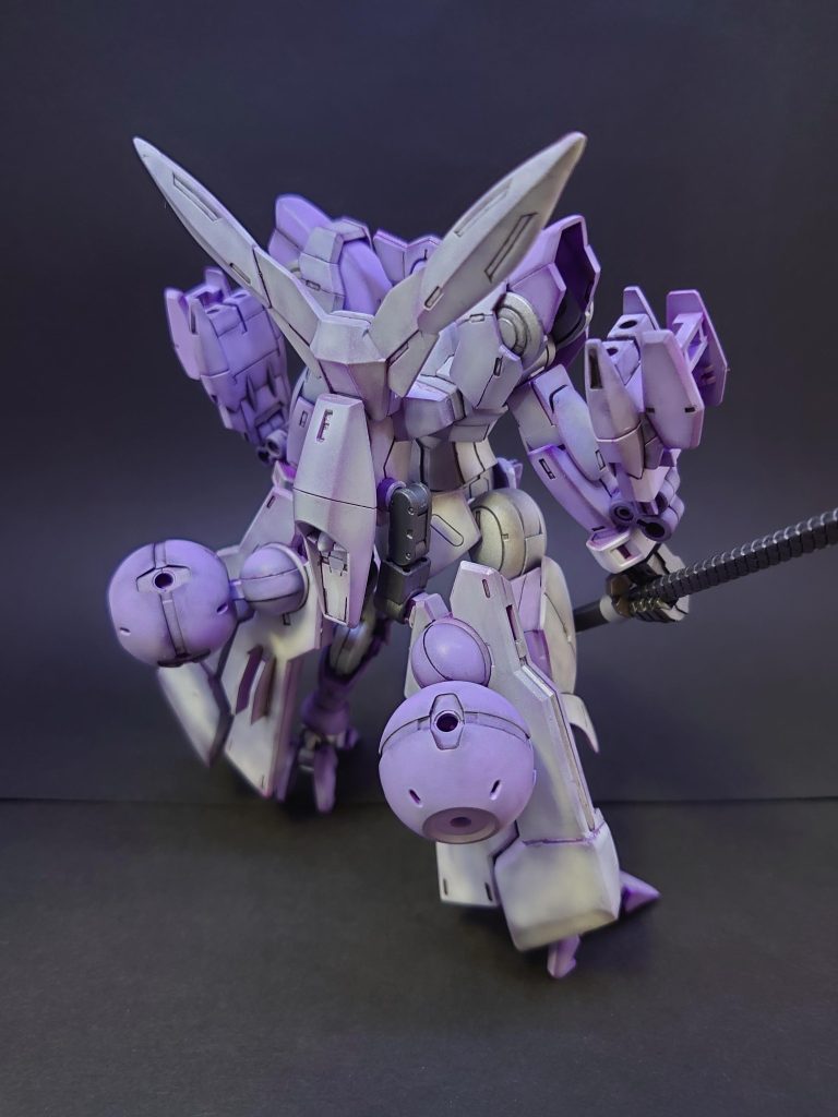 背後立ち塗装は紫サフとガラスパールを使いたかったので、紫サフ→白→ガラスパール、そしてつや消しをしました。せっかくなので練習も兼ねてグラデーション塗装ぽく吹いてみました。