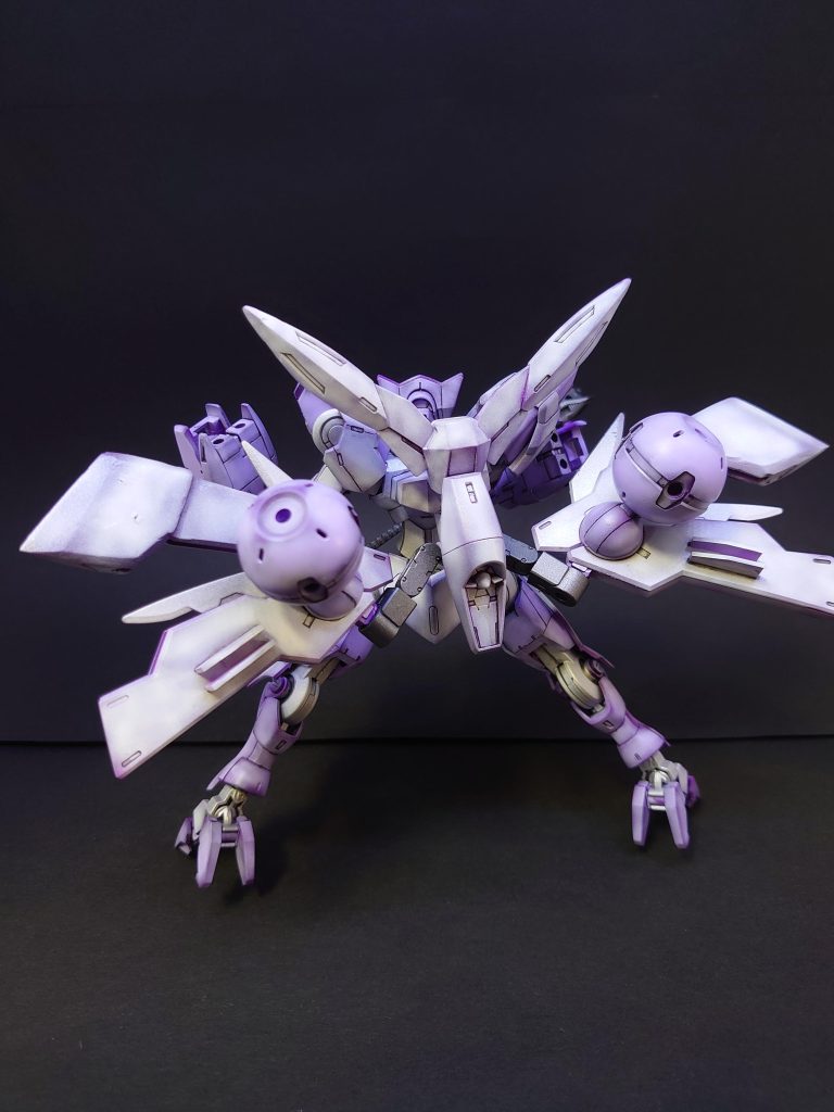 背後ポーズ武器をもたせることができるようになったので、槍と鎌にモードチェンジできる設定の長物を持たせました。背中の羽も可動域を広げたため、ポーズ幅も広がったと思います。