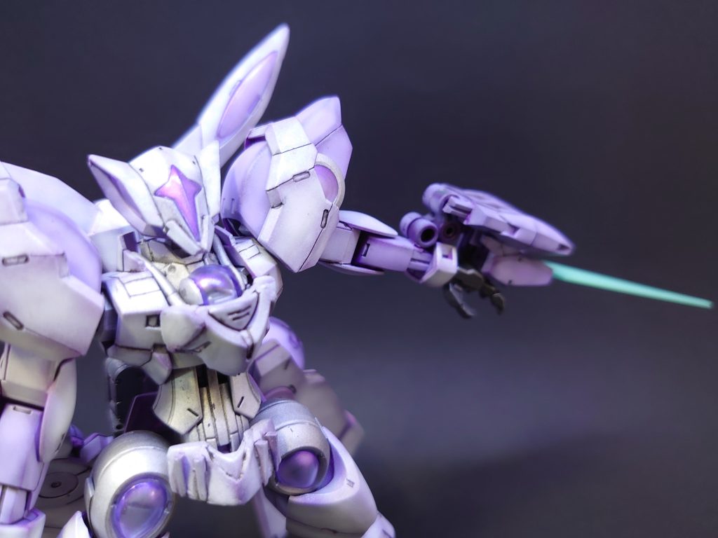 手を加えたかったところその2。武器であるベイオネットはカッコいいけど、それでハンドパーツが塞がれたままなのは勿体ないなと。こちらも市販のパーツを使いベイオネットを腕に固定しつつ、可動するようにしました。今後は可動パーツは自作できるように頑張りたい所。