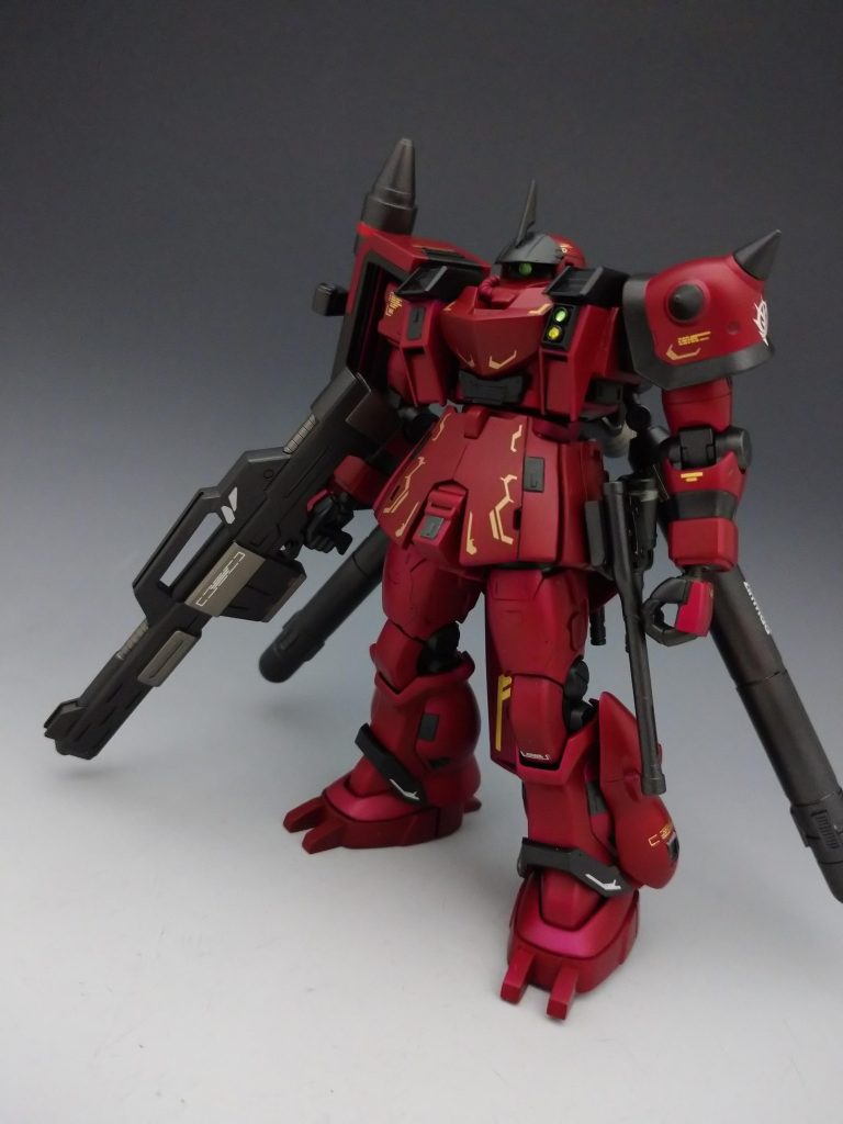 スカート部分や胸部のパーツがなかったのでギラ･ズールやガンダムAGE等を使いました。紅く塗装してからギラ･ズールっぽく緑に塗装しても面白かったかも？ 