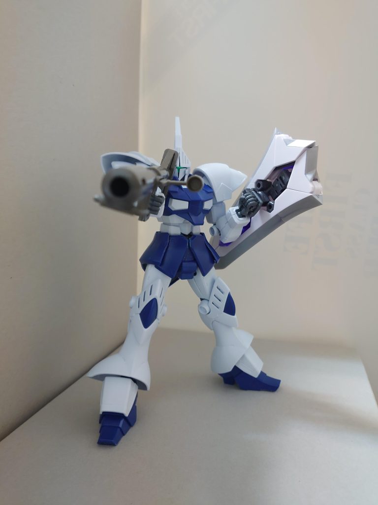 ギャンスロット本体は前述の通り、基本的には素組みなのですが、当初制作していたときにはゴーグルとして赤く塗ったモノアイレール部分の塗装をあえて剥がし(写真がないため割愛)、インパルスアルクの使わなかったシールを利用。これで、よりゴーグルらしくなりました。手首はビルドハンド。ソード、シールドはMSGナイトマスターソードを利用。シールドは半分だけにしました。シールド両側面の実体剣「バトルブレイク」の名前の元ネタは、闘将ダイモスの同名の武器から。