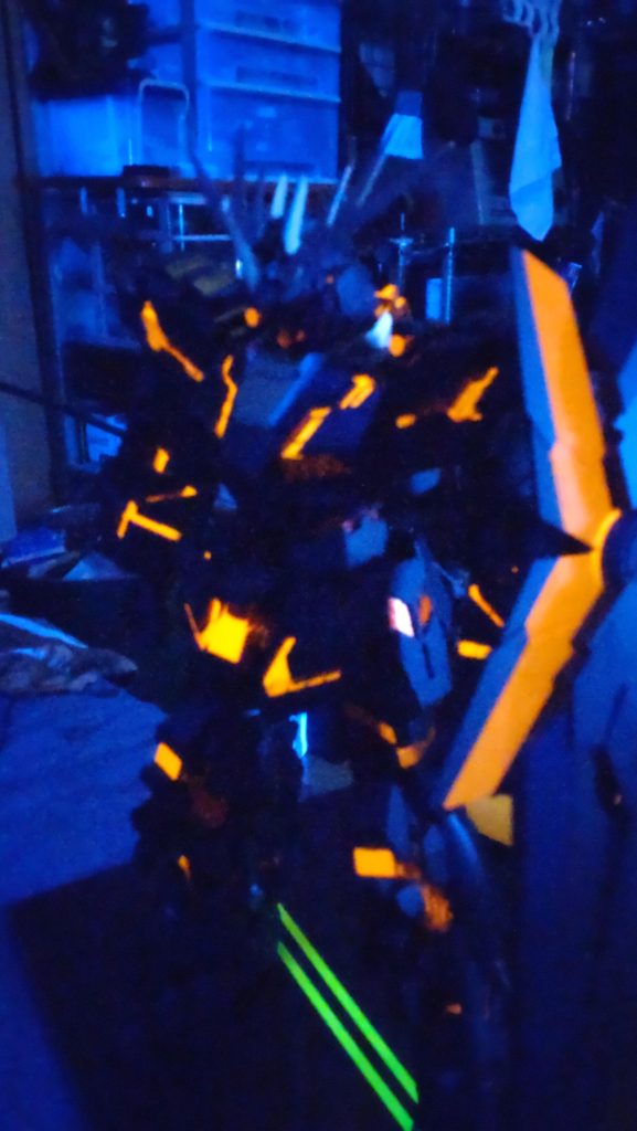 ちなみにオレンジ色は蛍光カラーを使用しているためブラックライトでこのように発光する。