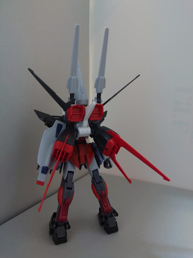 塗装した箇所はストライク本体の両腕・大腿部以外で、ガンダムマーカーを使いました。ドラグーンはプロヴィデンスそのもの。大型砲塔の基部はプラサポを、小型砲塔の基部はプロヴィデンスから切り取ったものを、エールストライカーに接着。複合兵装防盾システムは、拳が露出するように当該箇所を切除。両面テープでの接続にしています。ストライクノワールは私が20代の頃、アーケードの「連合VSザフトⅡ」でよく使っていたMSですが、ガンプラではまだザクファントムともどもHGCEになっていないので、早期のHGCE化が待たれますね。