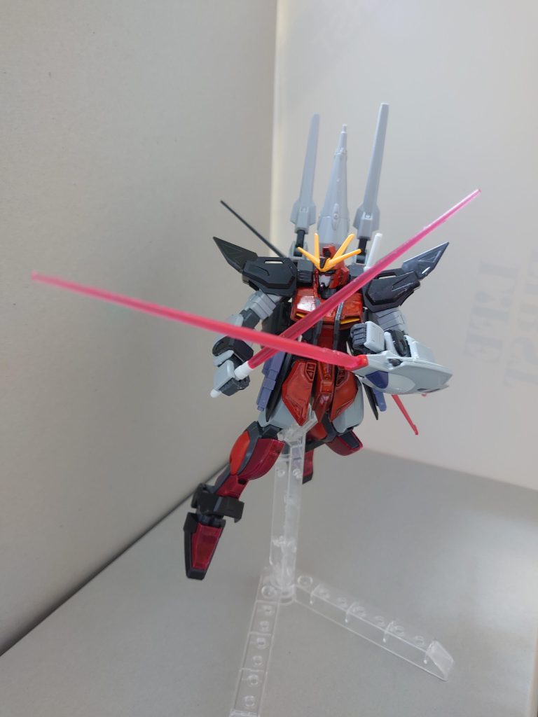 複合兵装防盾システムはZGMF-X13Aプロヴィデンスの予備パーツを流用したもので、マニピュレータが露出するため自由度が増している。両側のビームガンは、バッテリー消費量抑制の観点から実弾式マシンガンに変更され、中央部のビームサーベル発振器は通常、ビーム砲として使用することが多い。有咲「来おったか···恥も外聞もなく」