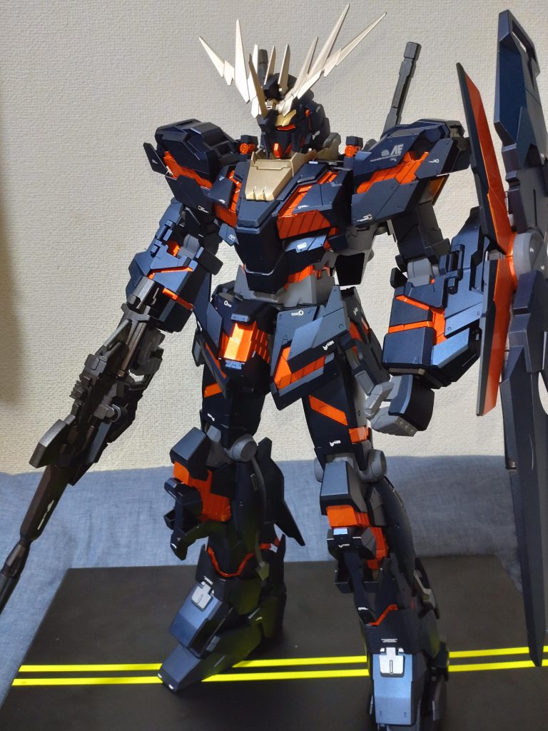 メインカラーは下地をマットブラックで塗装した後、マットブラックとMrクリスタルのサファイアブルー クリアブルーを混ぜたマットブルーメタリックを塗装。サイコフレームは 下地にEXゴールドを吹き 蛍光ピンク 蛍光レッド クリアオレンジ Mrクリスタルのムーンストーンパールを混ぜたクリアオレンジを塗装。