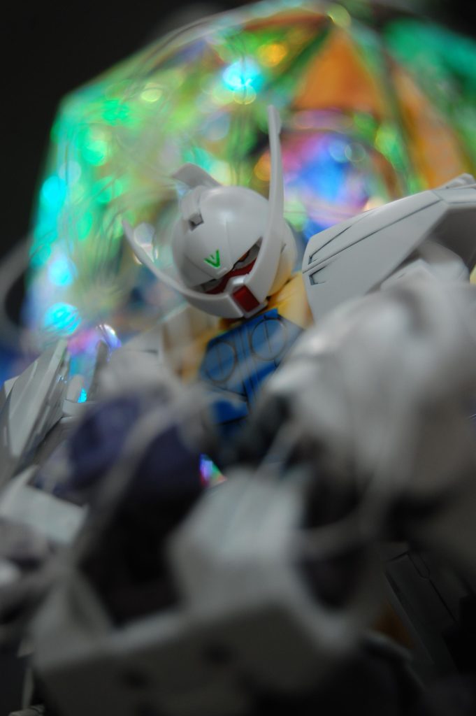 繭の糸はターンエーの方にはかけずに手前にだけ配置して、前ボケさせて元のただの糸の素材感が出ないようにしました。背景の虹色と重なってる部分なんかは特にいい感じになったと思います。プラモではなかなか再現できませんが、ターンエーの最後の表情はなんともいえない切なさがありますよね。
