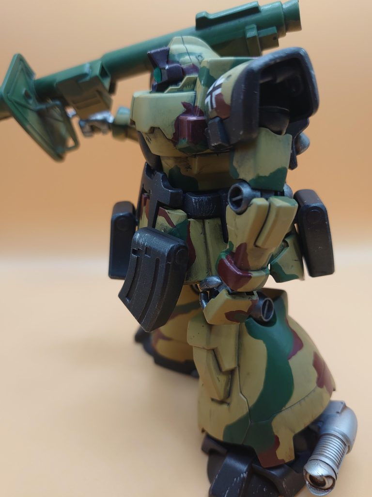左側面脚部に設けられた円柱状のパーツはダストフィルターなのだそうです。アフリカ戦線に配備された機体とのことで、砂塵対策が成されていたんですね…今回は戦車のマフラーをイメージしてシルバーにしました。メインウェポンである、ラケーテン・バズの口径は360mmだとのこと…自衛隊の10式の主砲が120mmですので、ちょうど3倍ですか…恐ろしい…個人的には、予備マガジンをマウントできるのが渋い！最高！