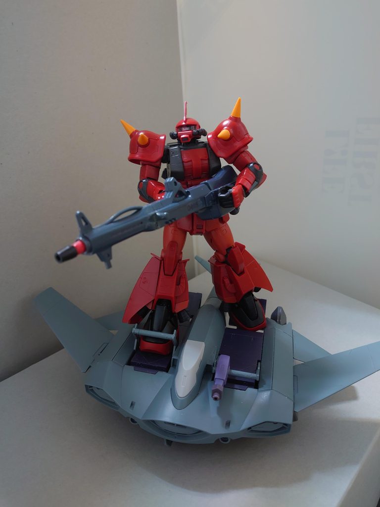 バスターランチャーは脱着可能です。麻弥「おい何をする⁉我が機の装備を勝手に盗る気か‼」突如、ティックバランに乗った真紅の高機動型ザク。よく見ると両肩ともスパイクアーマーになっていますが、果たして···?次回はその高機動型ザクをご紹介します。乞うご期待! 前回のpastel*palettsメンバー・白鷺千聖の作例は→https://gumpla.jp/hg/1638412