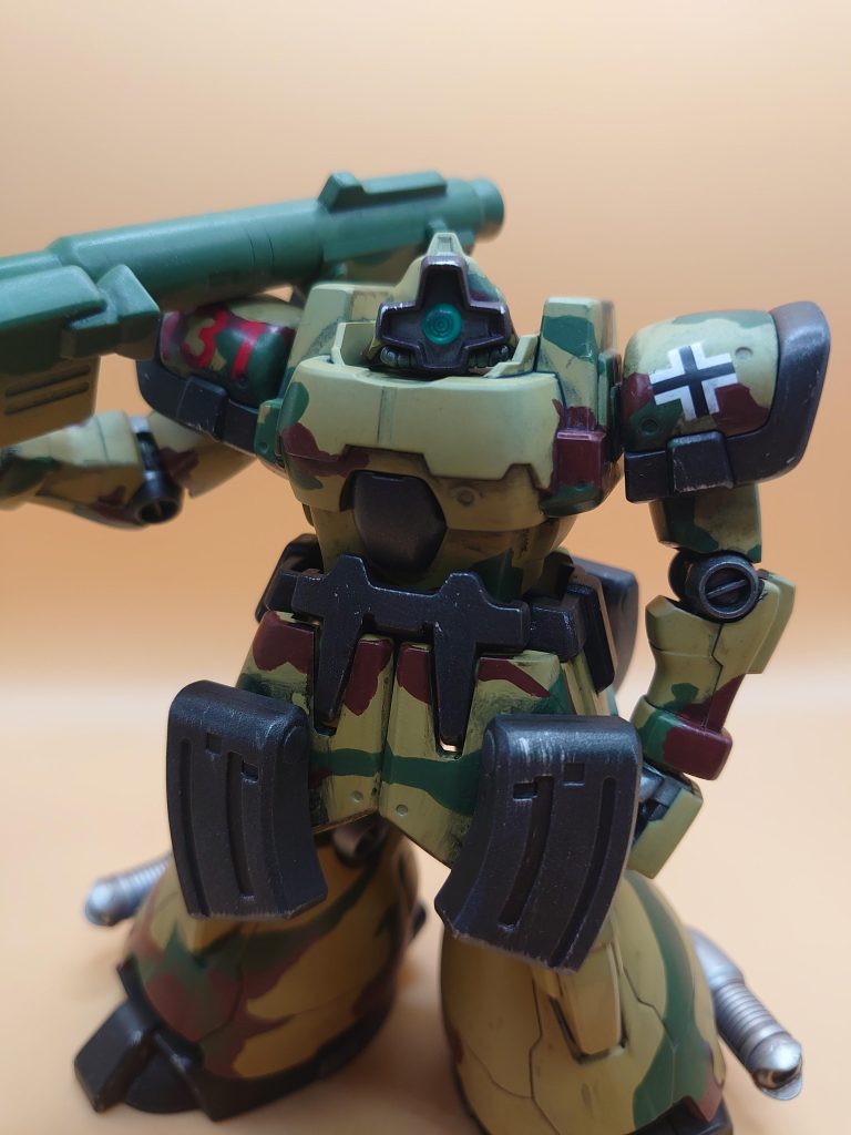 正面見えづらいですが、肩部に車体番号131（第一中隊・第三小隊・一号機）と国籍マークの十字のマーキングです。余談ですが、t-34をドイツ軍鹵獲仕様にする際のデカールの余りです笑迷彩パターンはタミヤのキングタイガーを参考にしましたが…雰囲気伝わるでしょうか？