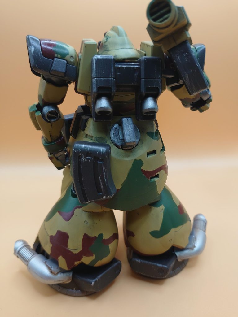 背面残念ながら複雑なポーズはできません。　が、大きくて存在感があるので立っているだけでも様になります！