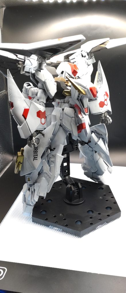 どちらのモビルスーツもシャアの意志を継ぐ人間が使ってるからヨシ！(様々な事柄から目を背ける音)