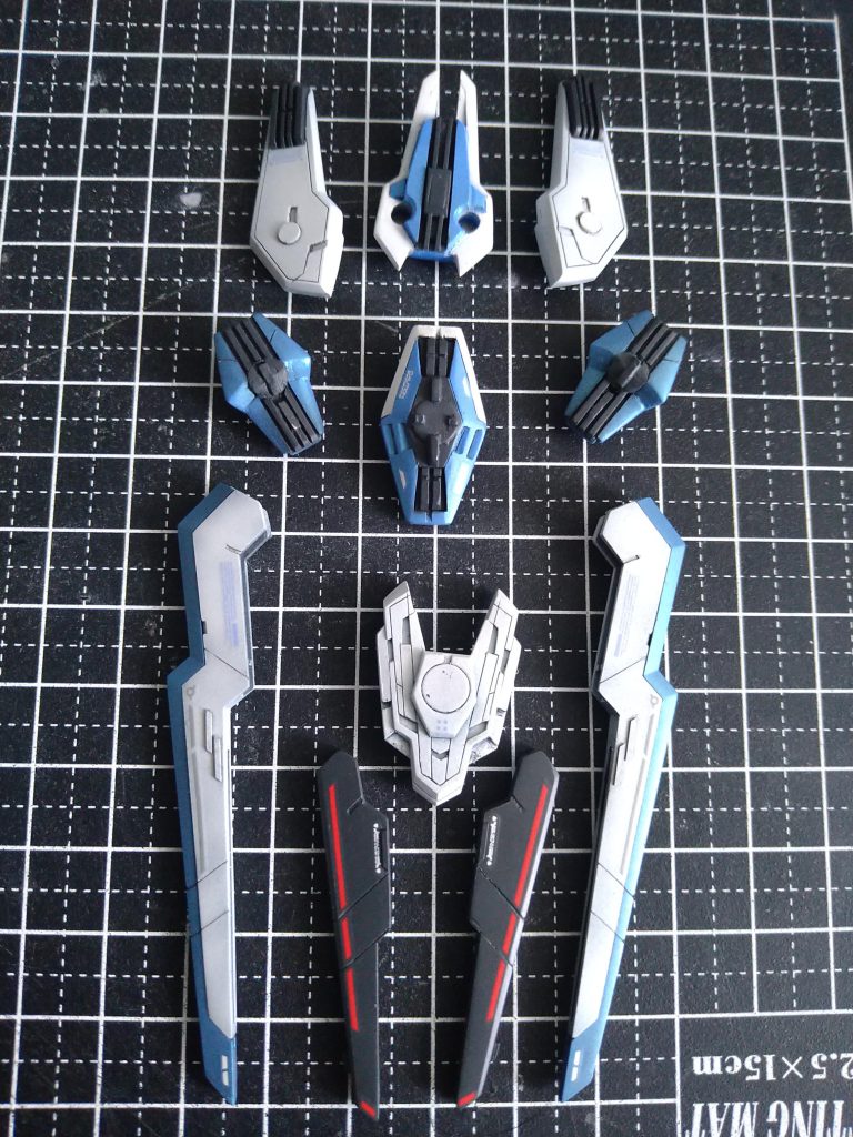 バラすとこんな感じ。塗装剥げが無念です。ガンビットはこれくらい距離を置かないと、勝手にくっつきます。あと、腕への接続は軸にすべきでした。自重で回ってしまいます。