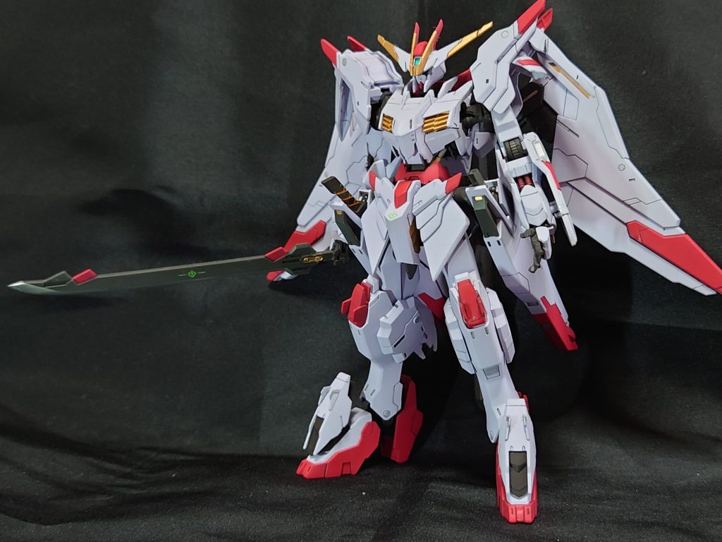 なんとか自立できますがポーズ取らせるには背中が重いです。