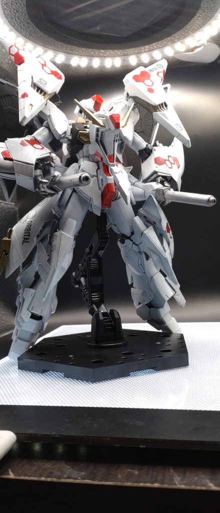 ビームライフルとシールドだけでは面白くないのでヴェスバーもつけました。テロリスト✕２とレジスタンスのモビルスーツの意匠が合わさり最強に見える。