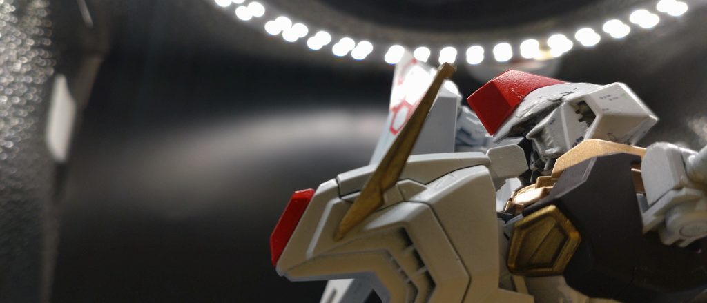 頭部はΞの頭をくり抜き、そこに加工したスタインの頭をパテでくっつけています。