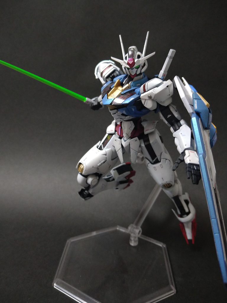 塗装レシピ外装は一応黒立ち上げをやってみました。が、分かりませんねw・サフ:ガイア ブラックサフ・白:フィニッシャーズ ファンデーションホワイト・青:ガイア 風蒼+アイスコバルトブルー・赤:クレオス サザビーレッド・黄:ガイア エヴァイエロー・グレー&フレーム:メカサフ スーパーヘヴィ・ビームライフル:履帯色白、青の上からクレオスクリスタルカラーのターコイズグリーン、赤の上からは同じくクリスタルカラー アメジストパープル、黄の上からガイアスターブライトシャンパンゴールドを吹きました。パケ絵のキラキラ感を出したかったのですが、ダメでしたorz