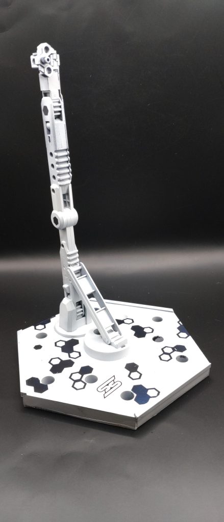 尻尾があるので普通のスタンドでは飾れず、少し手を加えました。ついでにヘックスマスキング。