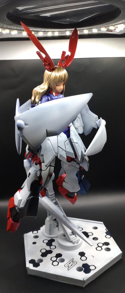 防衛モード。謎のマジカルサークルもいいけど羽で防ぐのもよき。個人的には種系の機体が盾でビームを防ぐときに鳴る「ピブー↓」って音がすき。