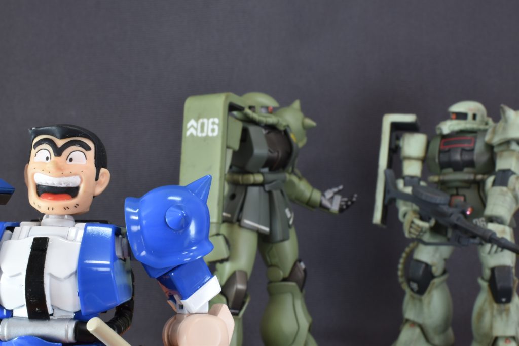 何やら連邦軍での新型モビルスーツ開発の情報をキャッチした模様。その噂を聞きつけた両さんザク。
