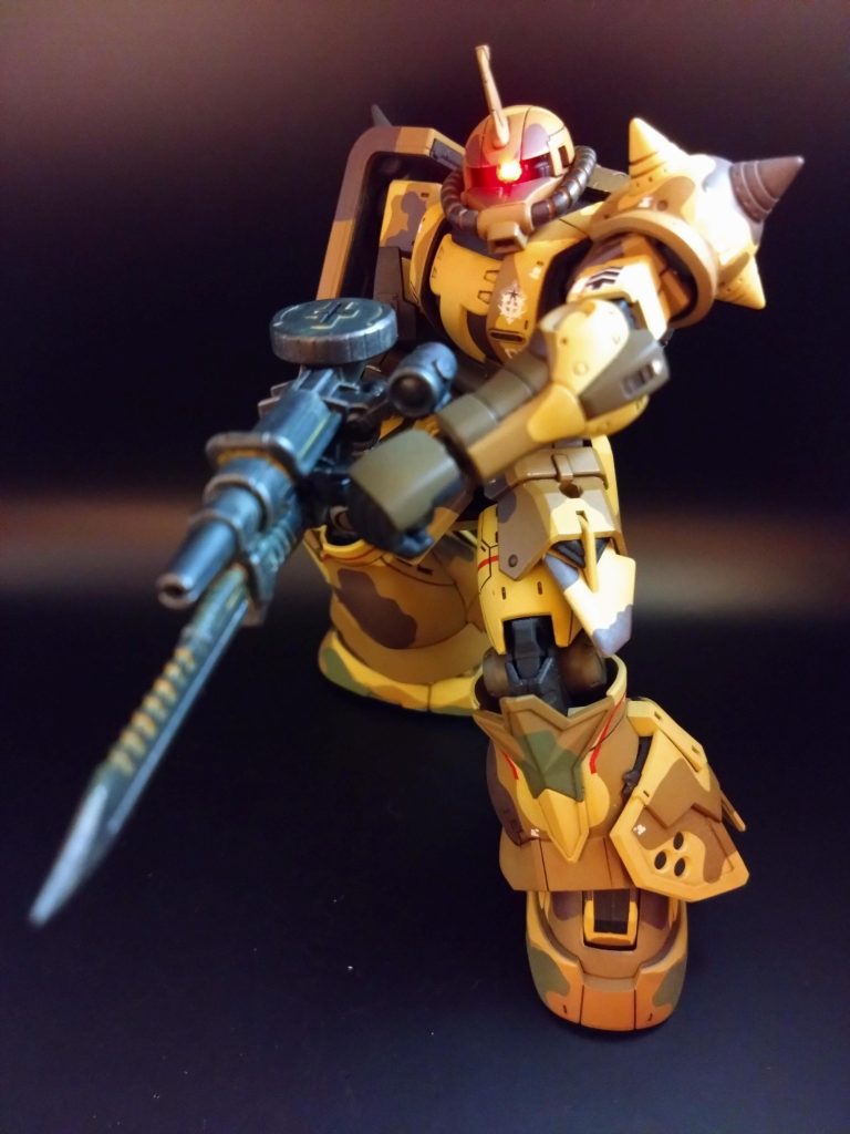 ザクマシンガン持たせてモノアイ点灯してポージング撮影がいまいちです