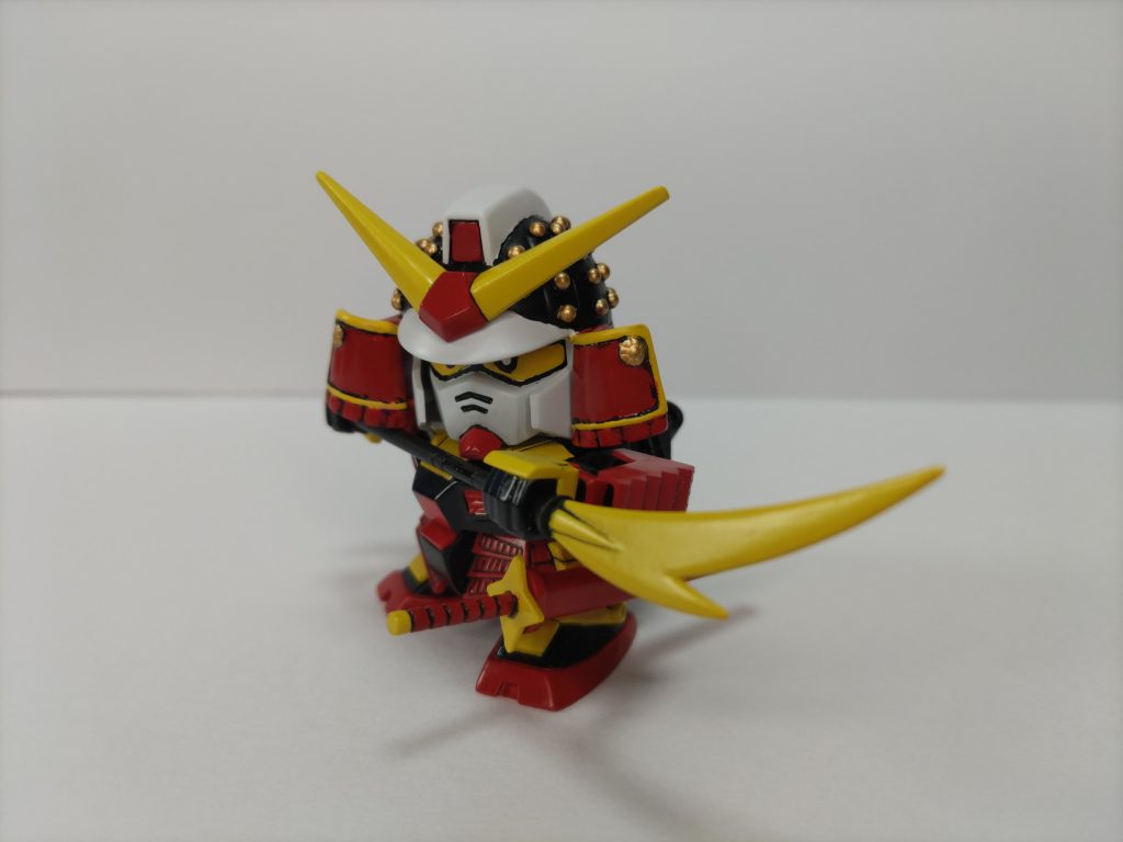 転機は中学を卒業した春休み、父が職場の同僚から貰ってきた『逆襲のシャア』のビデオを観てドハマりしました。　　　　　　　　　　　　　　　　　運良く、地方局でZを放送していて、夏休みはファーストの劇場版3部作、Zが終了したらZZが放送されたので、高校時代にどんどん深みにハマっていきました。　　　　　　　　　　　　　　　　　　　　　　　登下校時の電車では小説読んでいました。　　　　　　　　　　　この頃にホビージャパンを読むようになり、またプラモを作るようになりました。　　　　　　　　　　　　　　　　　　　　　　　社会人になってから、このムシャガンダムを見かけると、懐かしくてつい買ってしまい、10体くらい積んでいますが、作ったのは小1以来2体目です。（一体くらい信玄頑駄無にしとけば良かった･･･)