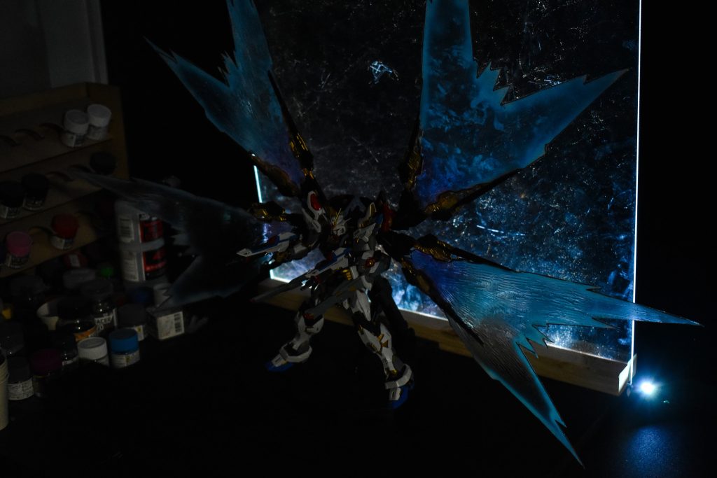 後ろの背景はラメを吹いたアクリル板をLEDテープに挿しています