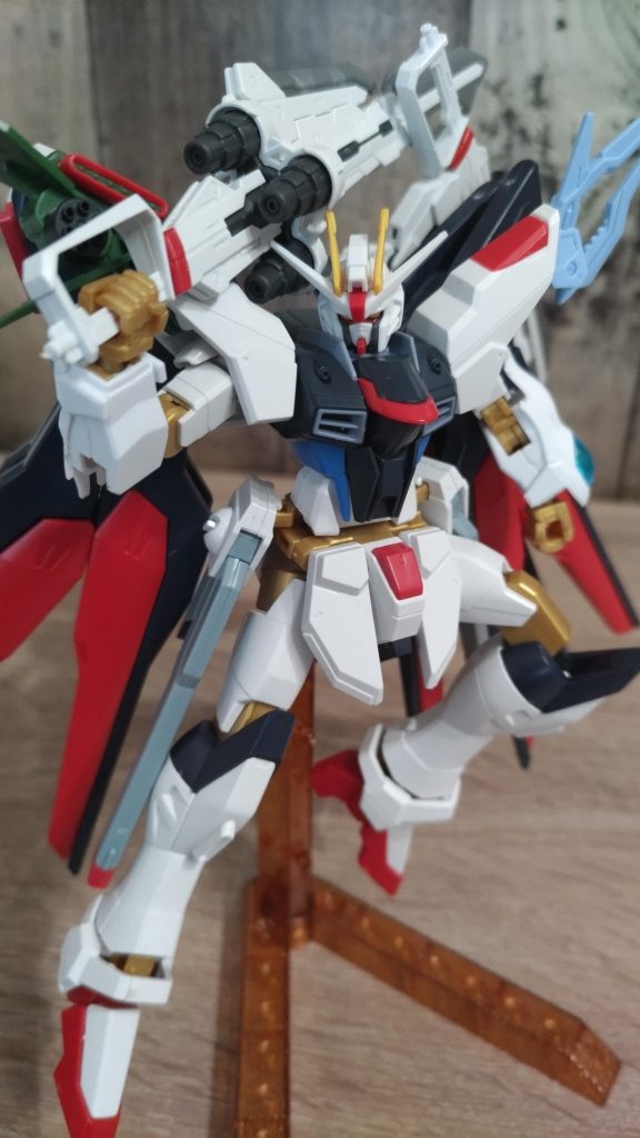 戦闘方法：サテライトキャノンを撃ち、当たらない場合もあるのでドラグーン十四機を相手機に向かわせます。ビーム攻撃＋近接攻撃で相手を翻弄し、最後にビームサーベルで真っ二つだ！