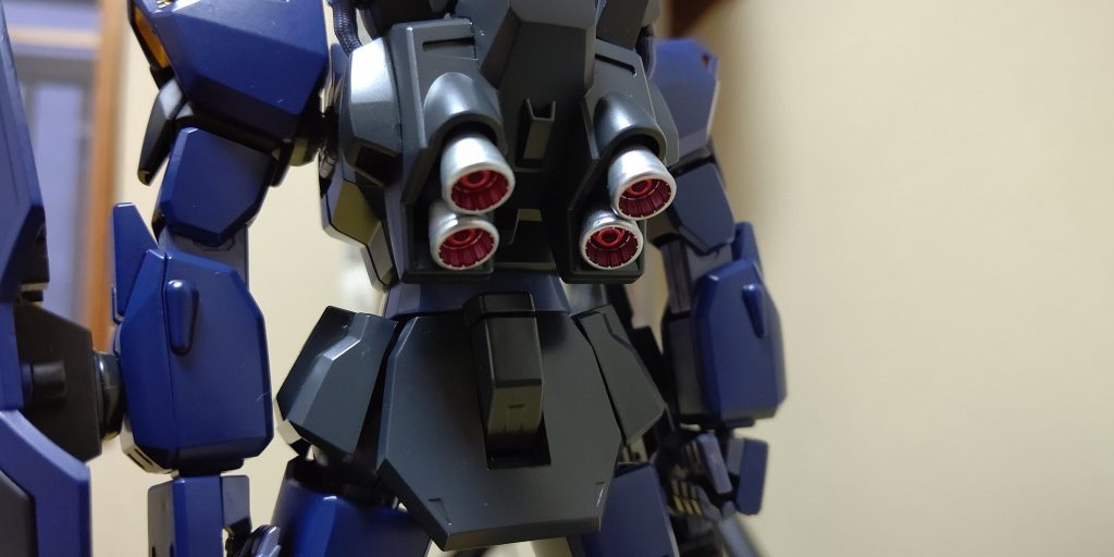 バックパックのバーニアは、シルバー塗装に中はクリアレッドで艶々にしました。バーニアはこの色の組み合わせが一番好きですね。