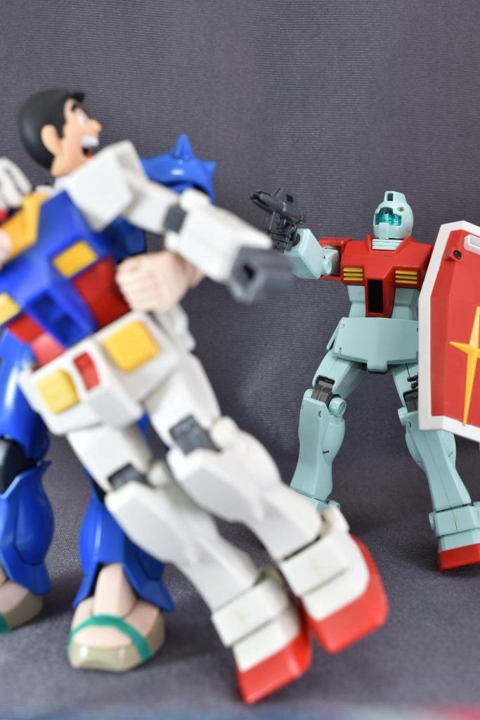 あっ!!見つかった!!「やべ!!」 (ガンダムが新型とか言っておきながらなんで急にジムが出てくるんだ?とかいうツッコミは無しでお願いします…)