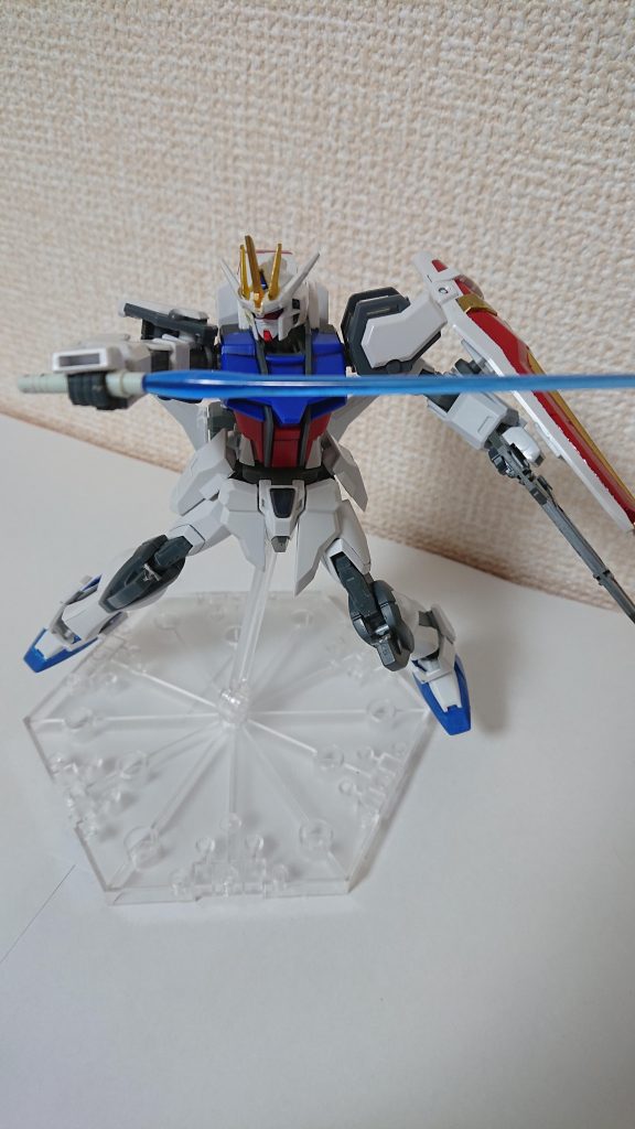 ビームサーベルは他のMSと同じ形状だが出力が違く、倍以上の出力となっている。