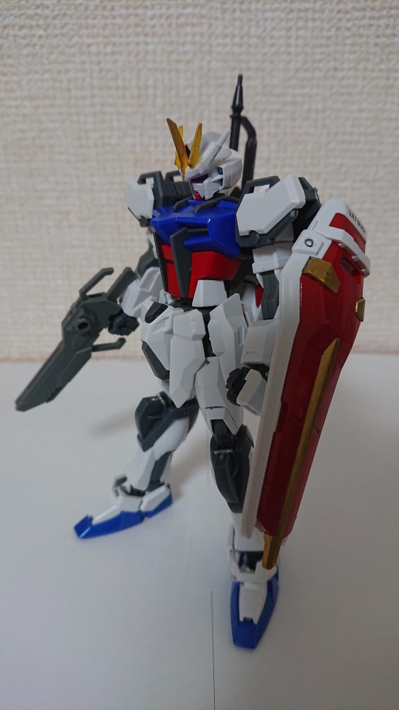 そして、近接戦闘特化の「スラッシュパック」。このパック自体は武装が少ない、その分武装の威力が他のパックの中でも一番勝っている。武装はビームスラッシュライフル、背部にある大剣アロンダイトネオを装備している。