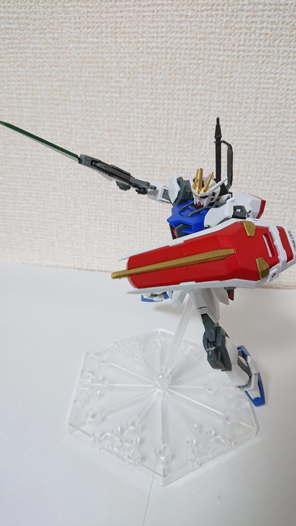 ビームスラッシュライフルはビームライフルとして使うことができるが、ライフルの発射口の上あたりからビーム刃が形成され、ビームサーベルのように扱うこともできる。