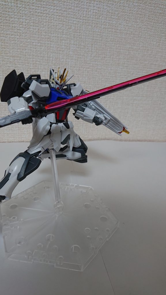 大剣アロンダイトネオは名前のとうり巨大な剣である。しかし見た目とは違い、かなり軽く、片手で持つことが出来る。