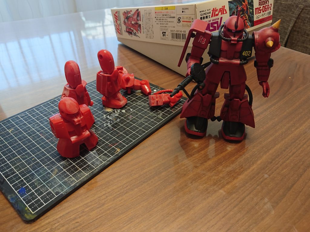 三作目のジョニザク。二作目のを横に。うーんいつ見ても赤いプラだ。