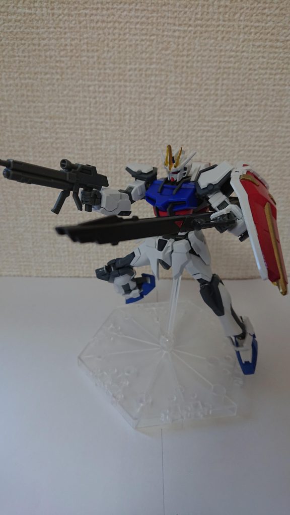 ビームライフルは一回り大きくなり、高威力になっている。ペルクーチャは最低3kmまで打つことができ、エネルギーが切れない限り永遠と打つことが出来る。