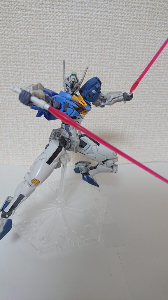 コネクトビームサーベルはバックパックに2つ付いている。コネクトビームサーベルはインフィニスとほぼ同じ出力を誇っている。