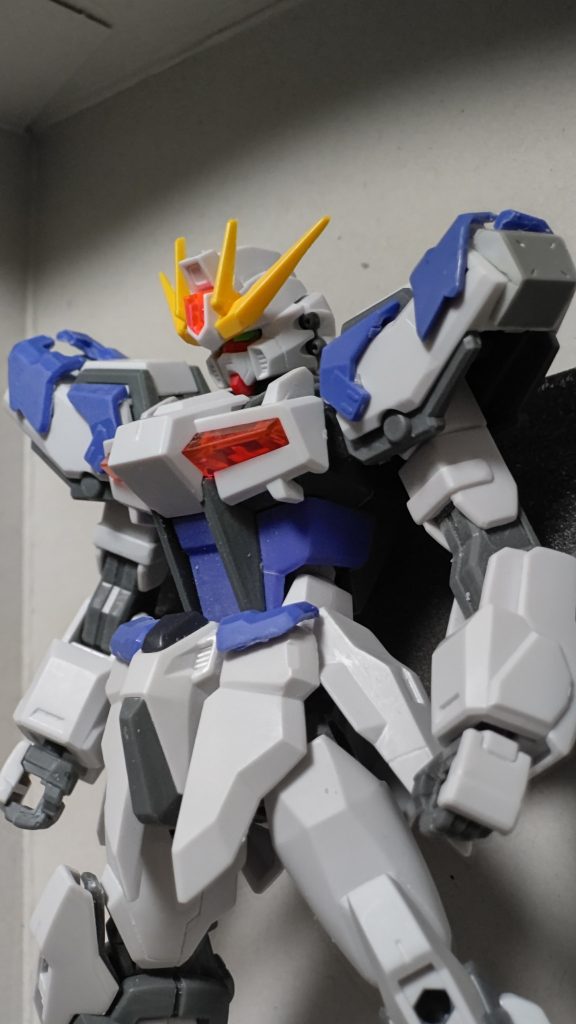 本体のジャケットアーマー初期案。最初はこの程度のディテールで完成にする予定でしたが、拡張用のハードポイントを埋めて起きたかったので、急遽手持ちのパーツで埋める事に。正直、これ以上 パーツを追加するのは くどくなる恐れもあり、迷いました。