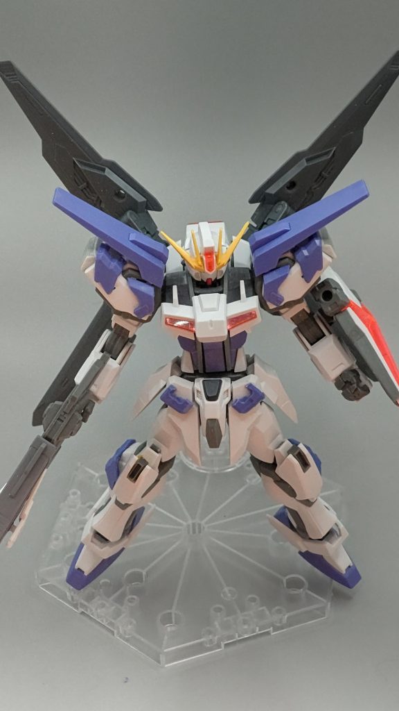 追加装甲の割りに、防御面積が少なすぎないか？と、感じたので 何故これで良いのか？という 理由を考察する事に。本機のジャケットアーマーは、追加装甲を兼ねた、PS装甲用外部バッテリーであり、外部バッテリーが動力切れを起こした場合はデッドウェイト対策として、任意でパージする事が可能である。