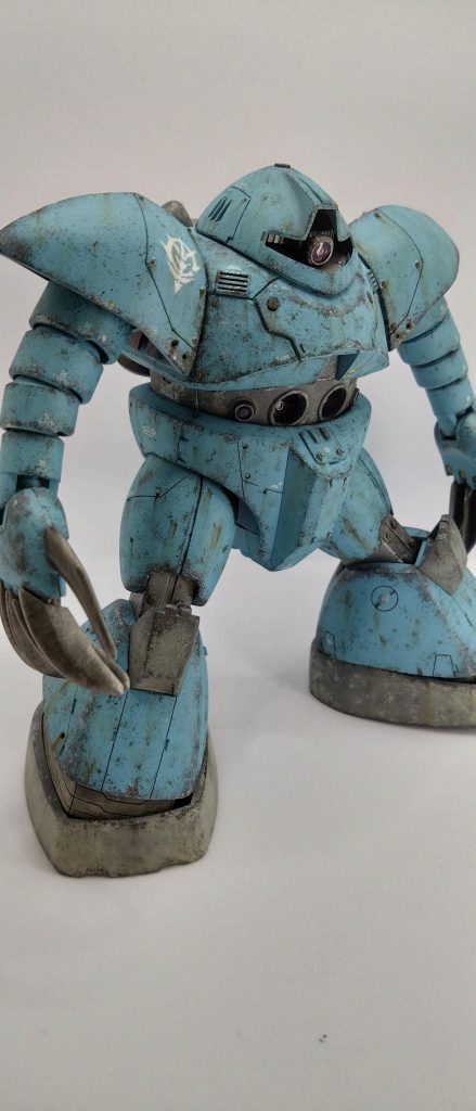 メインカラーはハイゴック、ウエザリングにはタミヤのエナメルカラー、ガンメタ、クロームシルバー、クレオスの水性ウエザリングカラーを使用しています。