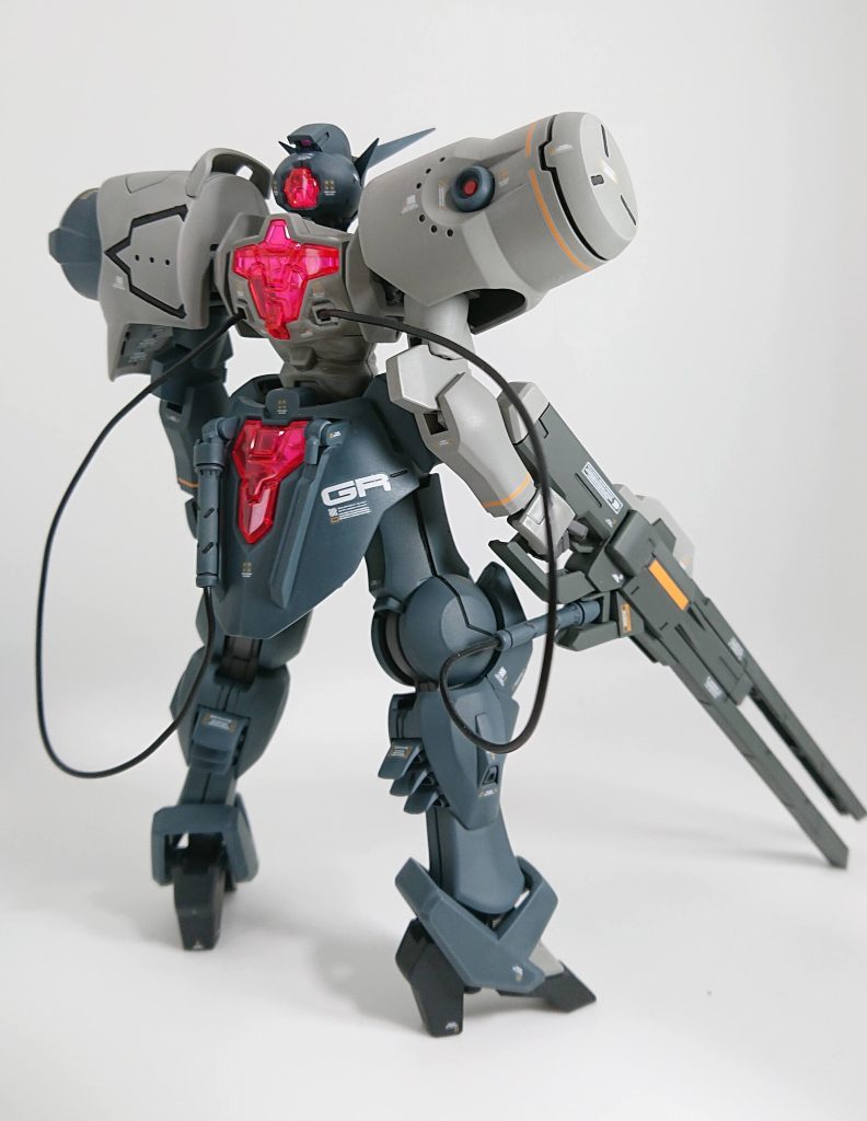 後ろから。カラーリングをダークイエローからブルーグレーに変更しています。背中のフォトン・バランサー部はキット付属のシールとクリアパーツをそのまま使っています。