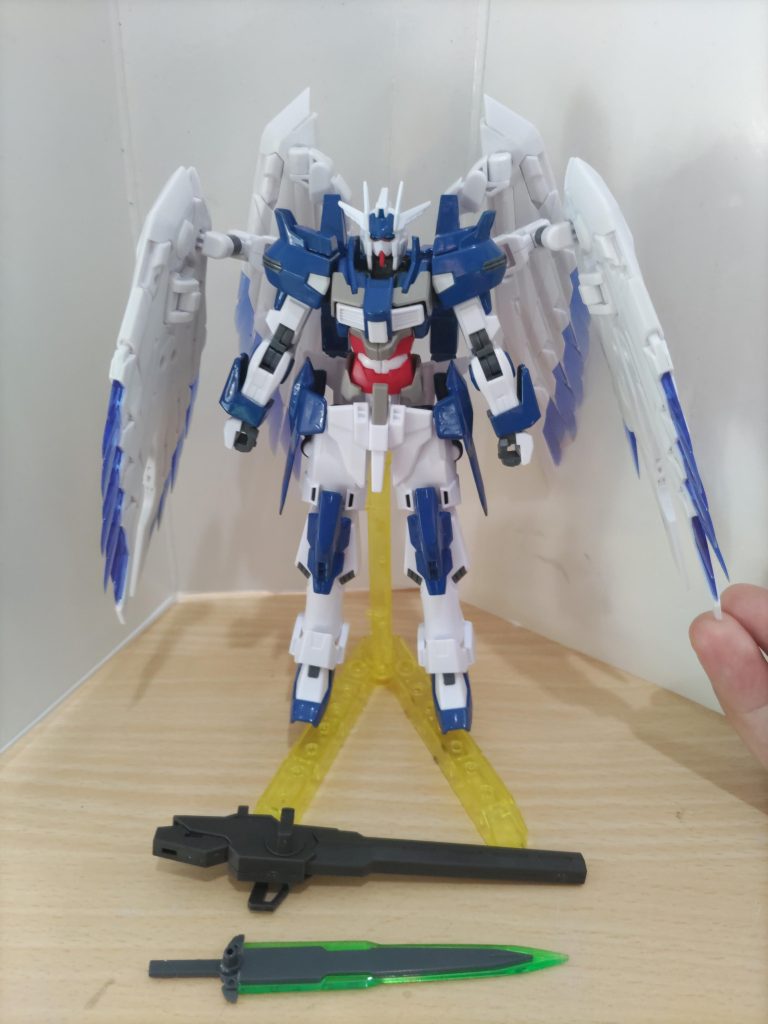 武器はシンプルです。一応自分の中での設定は翼の先はクリアパーツの部分がすべてソードビットとして展開可能という感じです。