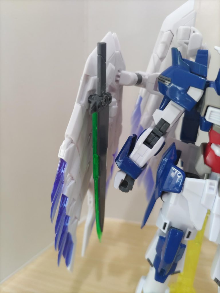 剣だけですが内側にマウント出来るように穴を空けてます。ライフルはカテドラル同様バックパックに付けています。