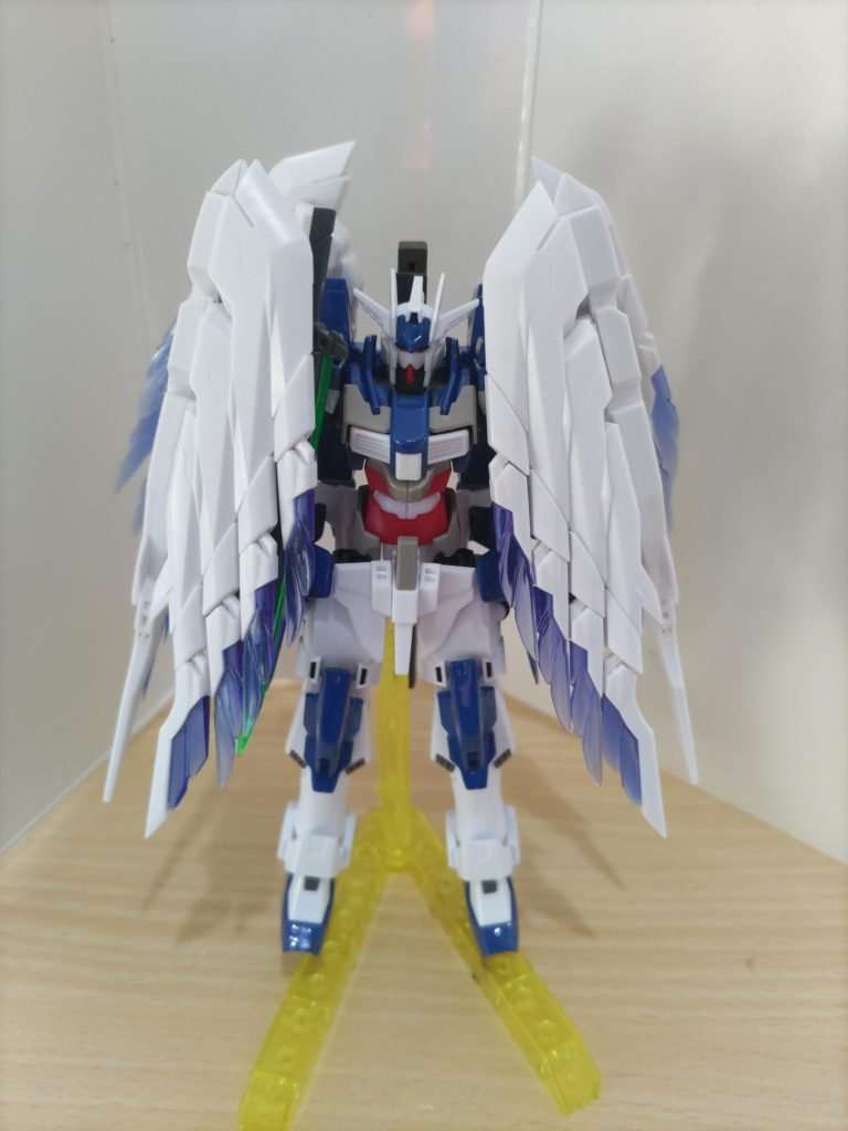 アームを動かしてウイングゼロカスタム同様に翼で機体を隠せるようにすることも出来ます。剣もマウントしながら出来ます。