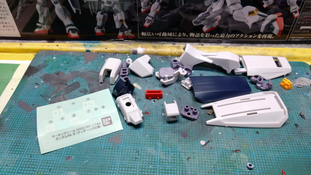 白から部品を拝借、先日完成の黒の残りマークを使用