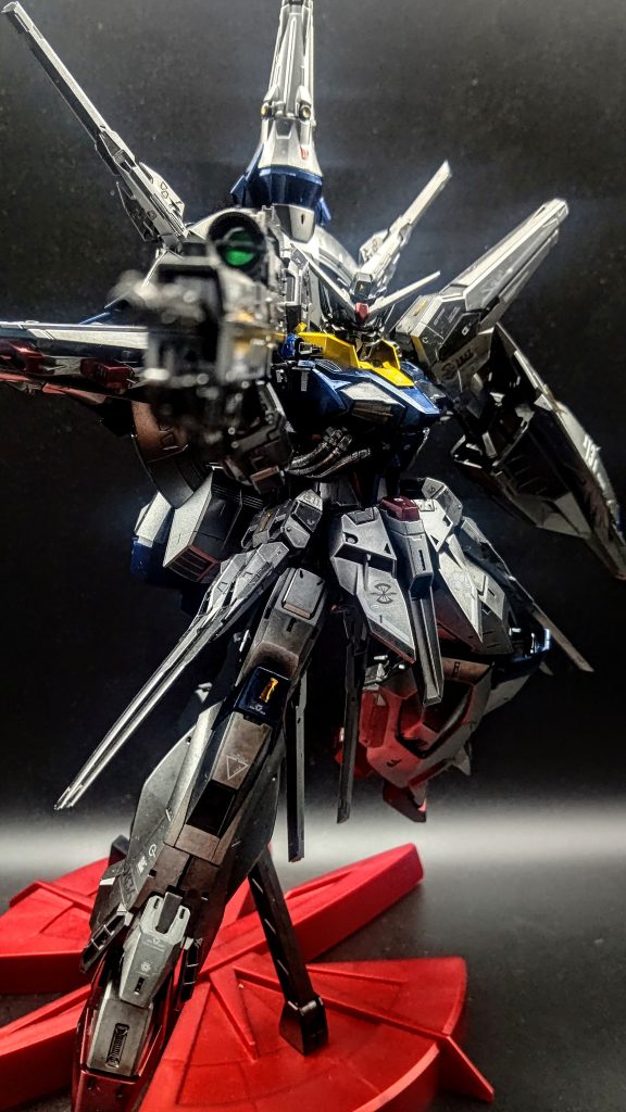 本当にかっこいいデザインですね✨大型のライフルにソード、サイコミュ装備にジオングカラーとラスボス要素が渋滞しているところも大好きです。後はナンチャラシステムと大型兵装にドッキング!ぐらいかね映画で後継機でないかな(^3^)/専用水転写デカールがドラグーンエフェクトパーツに入っていて、現状購入出来ないので、付属のシールやハイキューパーツさんのデカールを大量に貼りました!水転写もっと作ってくれないかな笑