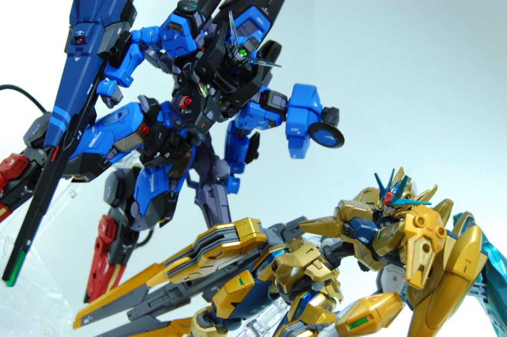 二人が同じ対象に視線を向けているだけ。単純な構図ですがこれだけで二人が共闘・協力関係にあることを示せるので好きな構図です。 腿のライフルには横に取手をつけました。こういう体についてる武装って銃口が前を向いてるだけだとイマイチ何をしてるのかわかりづらいけど、取手をつけて握らせると途端にポージングになって「狙っている・身構えている」といった意図が可視化されわかりやすくなる気がします。ガンキャノンのキャノン砲に手を添えるか否かの違いみたいな感じですね。おしゃれなデザインの取手が作れたら、色んなところに取手を付けてみても面白そうです。