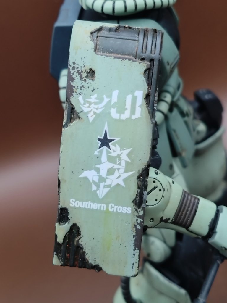 クレオスサフェーサーのマホガニー色を吹いて、ケープヘアスプレー吹いて、塗装して、筆にお水を付けてゴシゴシです