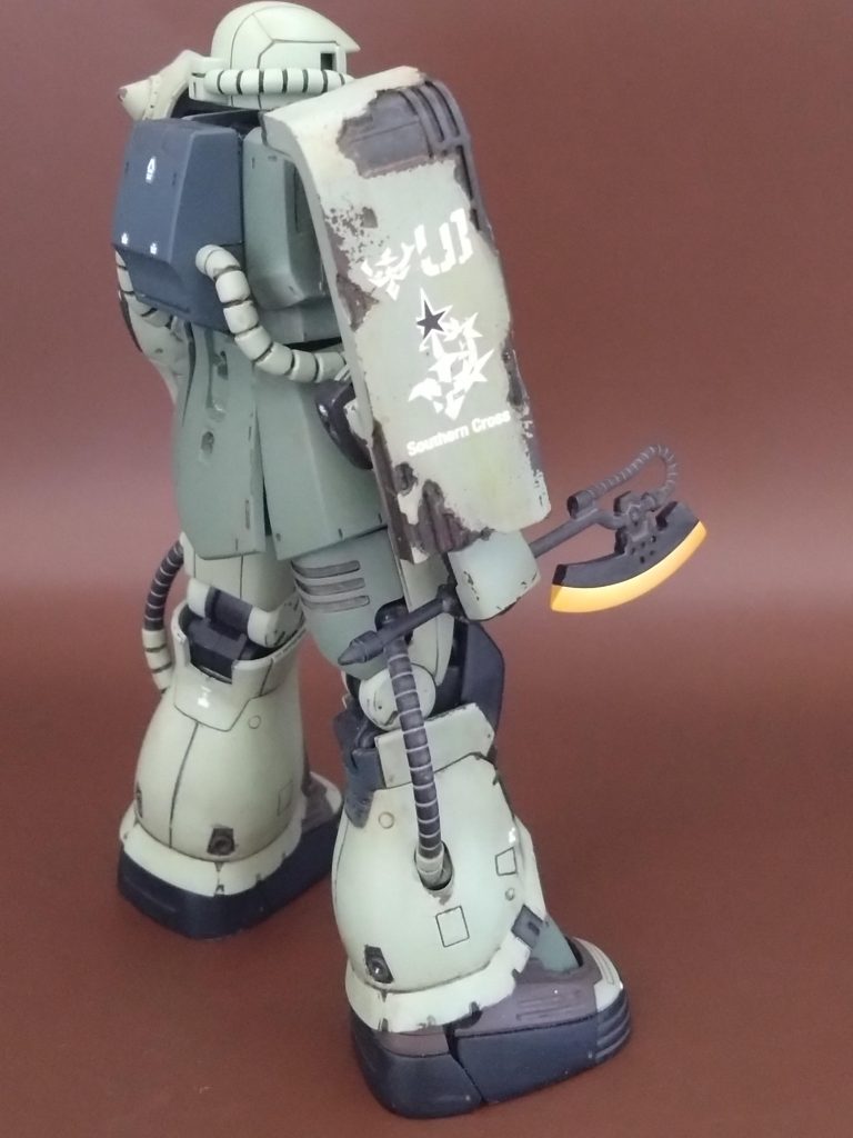 シールド部分は造形も素晴らしいので、チッピング、汚し、錆びの表現はオーバーにやってしまいました