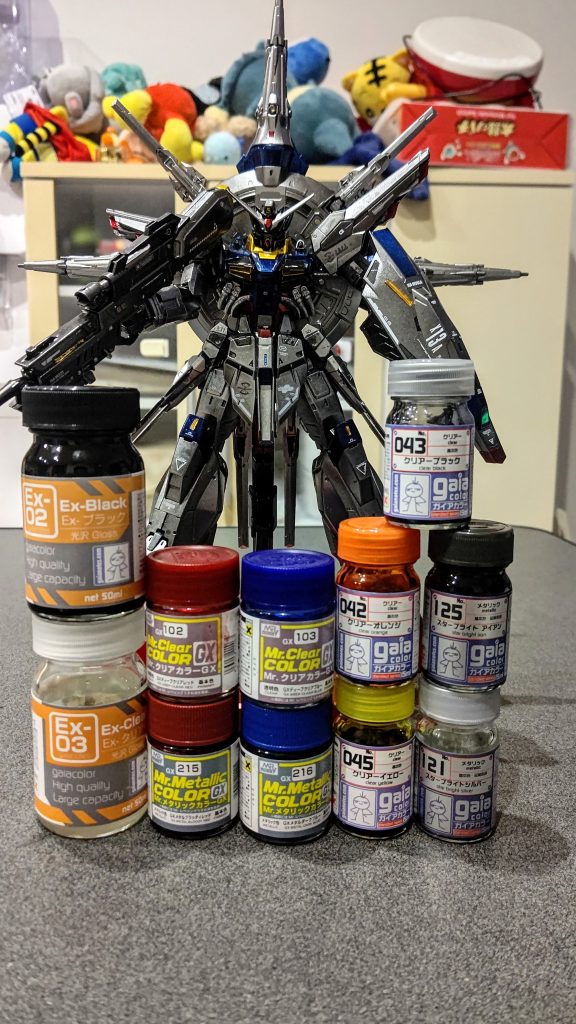 使用塗料です。灰、金EXブラック→スターブライトシルバーを下地に灰:クリアーブラック、クリアーを7:3でまぜクリアグレーにして吹き付けました金:クリアーイエロー、クリアーオレンジを7:3でまぜクリアゴールドにして吹き付け。赤、青は色を濃くしたかったので赤:EXブラック→GXメタルブラッティレッドの→GXディープクリアレッド青:EXブラック→GXメタルダークブルー→GXディープクリアブルー関節は安定のスターブライトアイアン胸のパイプは軟質パーツなのでプライマーを使用してから塗装しましたトップコートはEXクリアーをたっぷり使用しました
